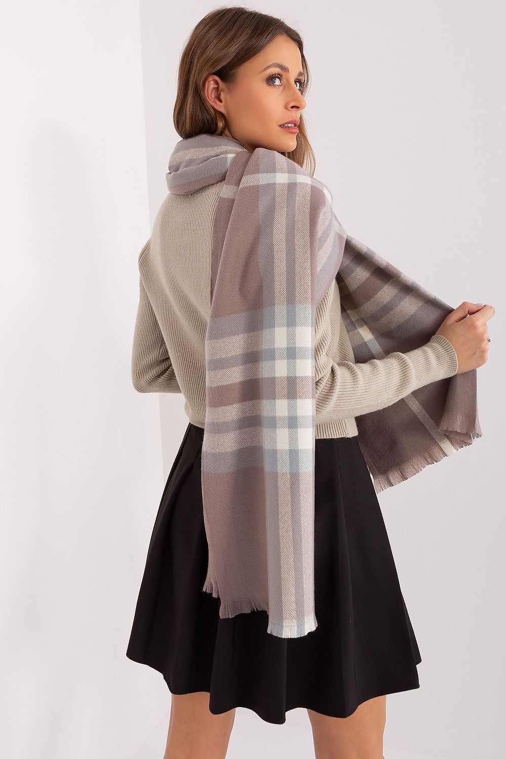  Shawl model 190568 AT 